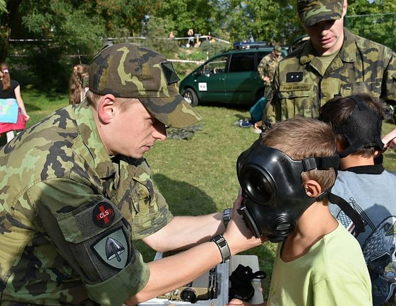 Setkání vojáků s dětmi, rodiči a pedagogy na dvoře 1. ZŠ, Politických vězňů Ve Slaném Na Hájích.