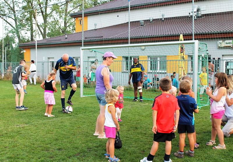 Den sportu a zábavy na fotbalovém hřišti v Unhošti.