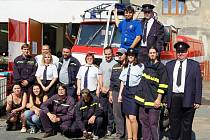 Nastoupený Sbor dobrovolných hasičů v Brandýsku v plné parádě