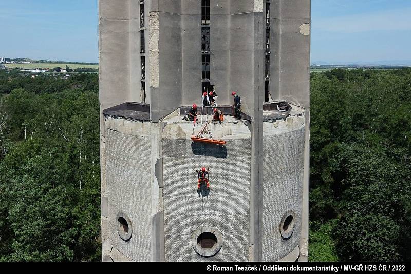 Hasiči trénovali na vodárenské věži v Kladně svoji zdatnost. Foto: MV-GŘ HZS ČR/ Jan Kostík a Roman Tesáček