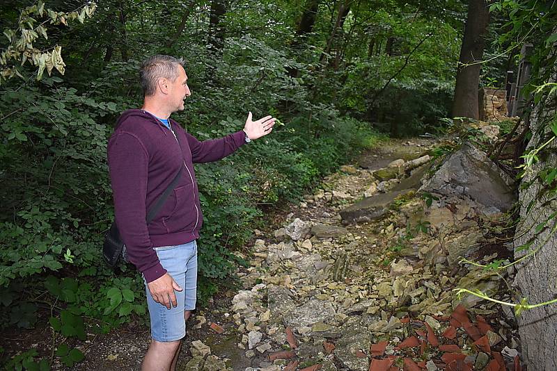 Stav hřbitovní zdi u svatého Jana v Kladně-Dubí je zoufalý.