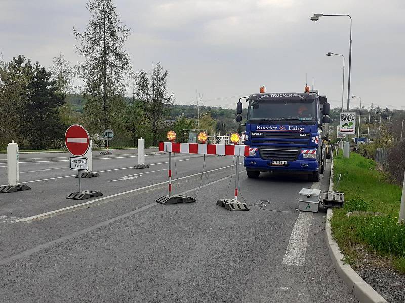 Primátor nechal most osadit provokativními cedulemi. Nelíbí se mu, že oprava trvá moc dlouho.