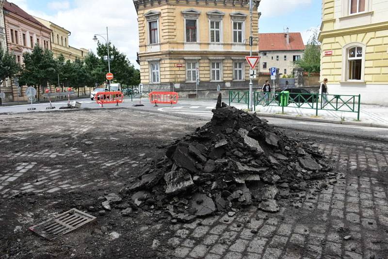 Oprava vozovky v centru Slaného.