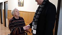 Starosta Slaného společně s vedoucí sociálního odboru obdarovali desítky seniorů.