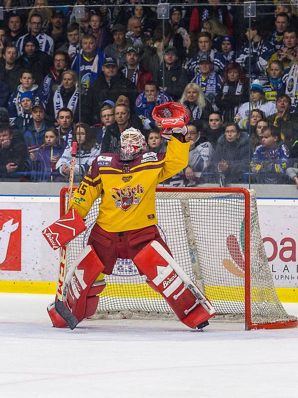 Kladno - Jihlava, čtvrtý zápas play off, hosté vítězí v prodloužení. Brankář Svoboda opět vychytal Dukle výhru.