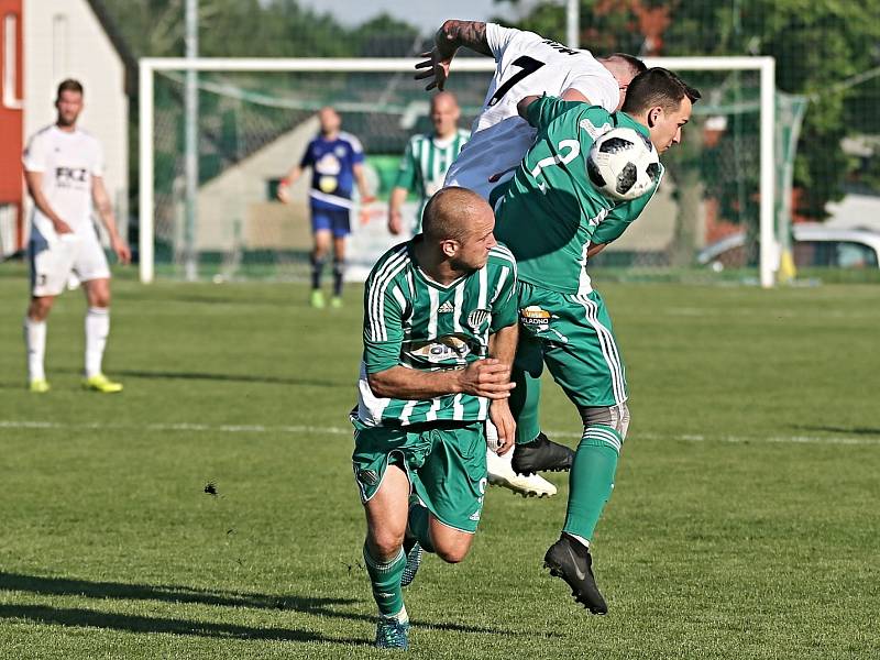 Hostouň (v zeleném) přehrála v duelu nejlepších divizních týmů Zbuzany 3:0.