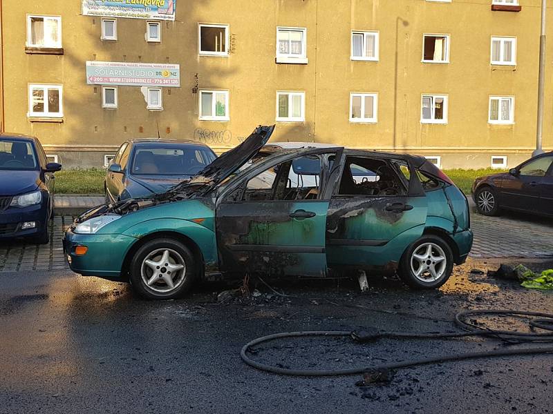 Auto v Kladně začalo hořet za jízdy.