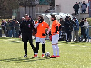V přípravném zápase v Rynholci nečekaně vyhrálo Hořovicko (v oranžovém) nad o soutěž výš hrající Hostouní 3:0.