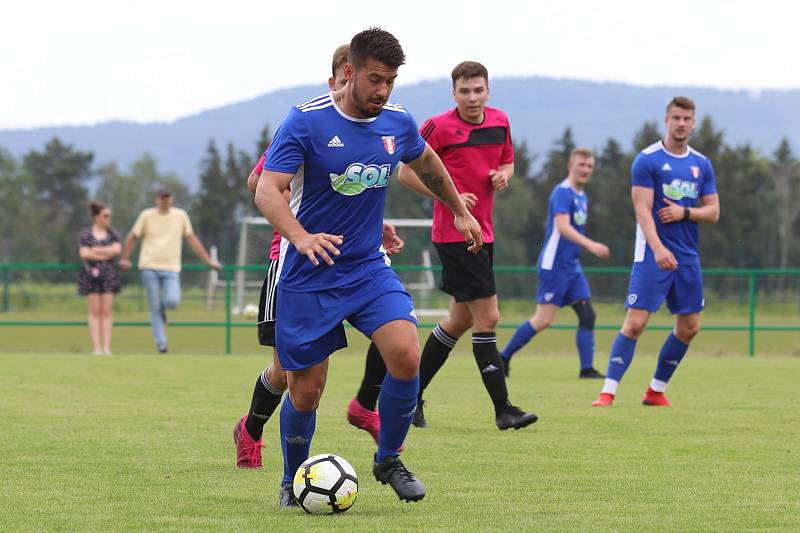 Libušín (v modrém) přehrál v přípravě Tatran Rakovník B 4:1.