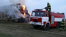 Rozsáhlý požár stohu způsobil škodu 150 tisíc korun. Podle vyšetřovatele hasičů byl oheň založen úmyslně.  