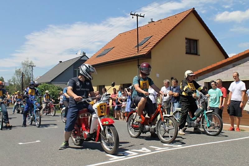 Přehlídka historických vozidel na návsi v Knovízi a start závodu. FOTO: 