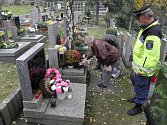 Strážníci dělají pravidelné kontroly hřbitovů. 