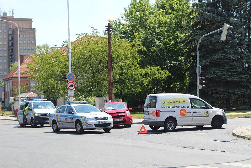 V Rozdělově se srazily dva osobáky, tři lidé byli zraněni