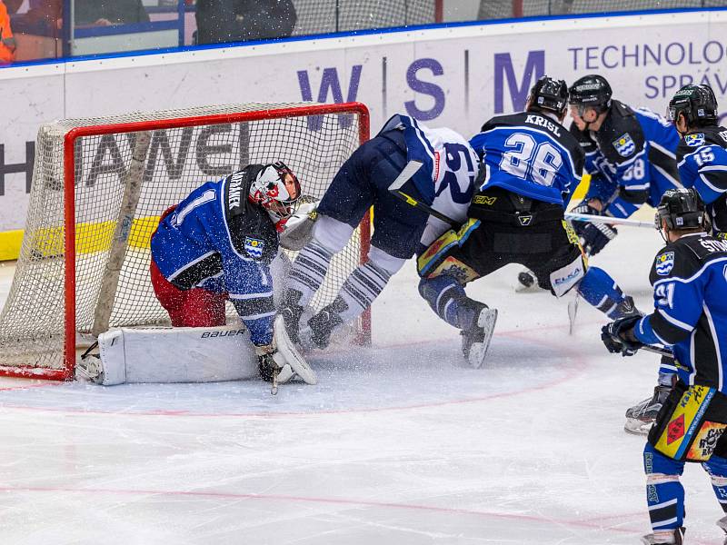 Kladno (v bílém) - Havířov 1:5. Petr Tenkrát dostal od Krisla naloženo. 