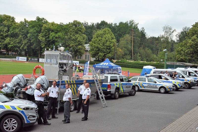 Přes bariéry s policií.