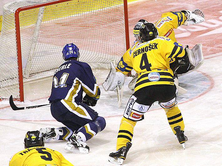 Rytíři Kladno - HC Litvínov 5 : 0, 35. kolo ELH 2011-12, hráné 29.12.11. Eberle posílá kotouč mezi tyče