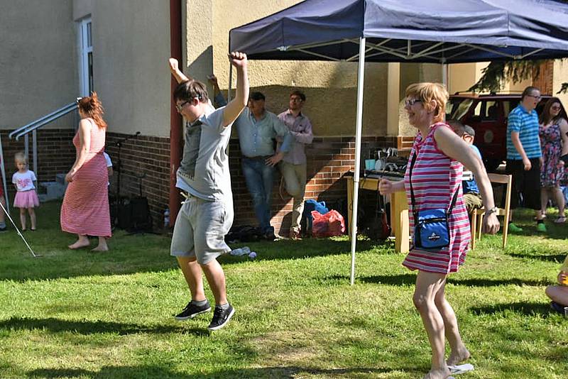 Klienti Zahrady spolu s rodiči, pedagogy a přáteli při zahradní slavnosti v Kladně.