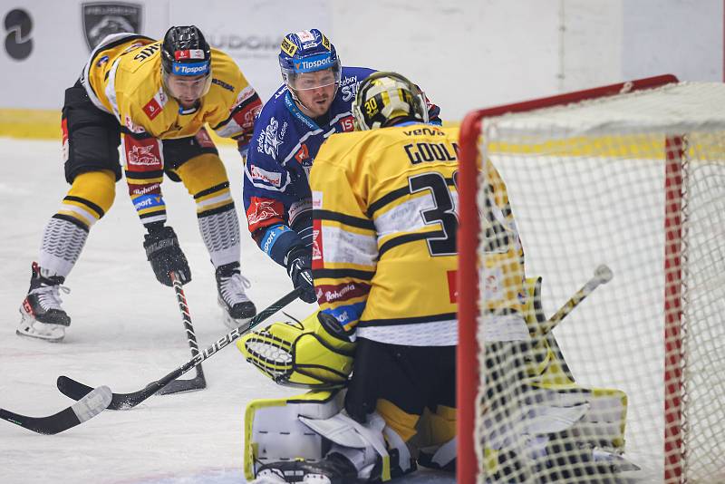 Kladno (v modrém) hostilo v Chomutově Litvínov. Průnik Dannyho Krista Godla zastavil