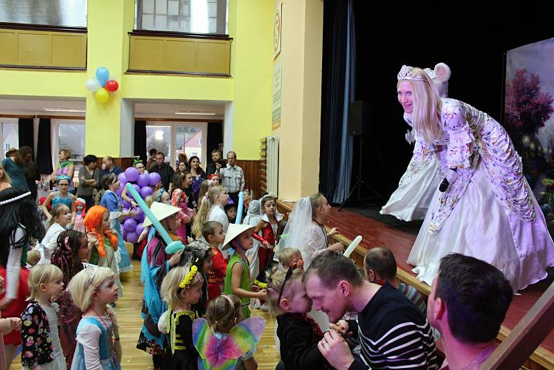 Maškarní merenda s Bárou Ladrovou a jejími plyšovými kamarády v lánské sokolovně.