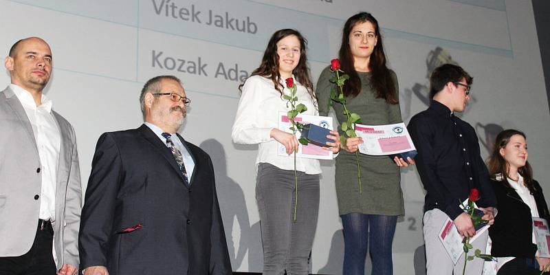 Sportovní gymnázium Kladno vyhlašovalo nejlepší žáky v kině Hutník.