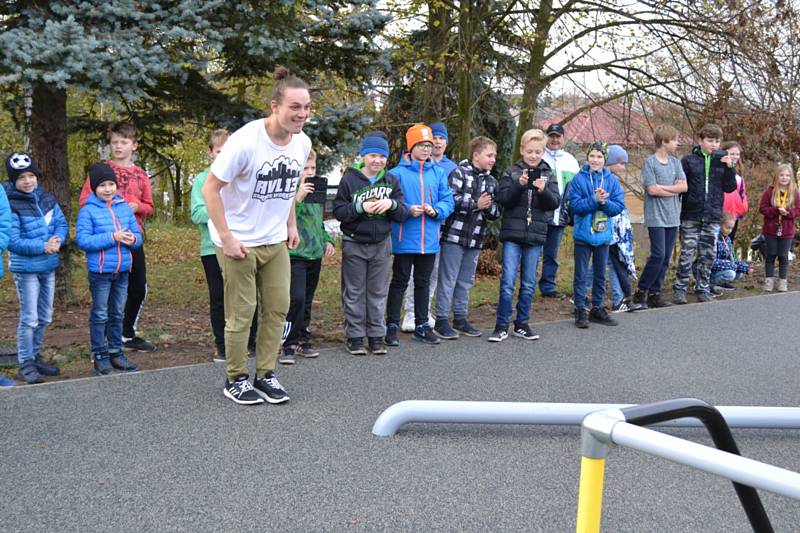 Ze slavnostního otevření parkourového a workoutového hřiště.