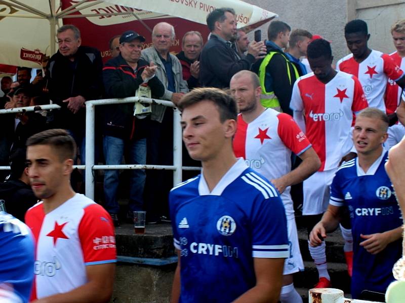Fotbalová bomba tikala ve Velvarech, domácí ji ale neodpálili úplně a Slavia zápas o postup do osmifinále MOL Cupu zachránila. Vyhrála 4:2.