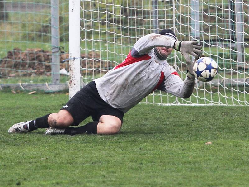 Čtvrtá branka hřebečských. // Nedělní Svatomartinské derby "béček" Lidic a Hřebče dopadlo stejně jako sobotní duel "áček". Hosté vezou body po výhře 4:1. Hráno 11.11.2012