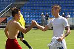 Marek Tóth vpravo zdraví soupeře po utkání // SK Kladno -TJ Slavia Louňovice 2:2 , Divize B 2013/14, hráno 10.8.2013