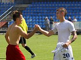 Marek Tóth vpravo zdraví soupeře po utkání // SK Kladno -TJ Slavia Louňovice 2:2 , Divize B 2013/14, hráno 10.8.2013