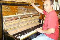 Podle Jana Jandy z Brandýsku na Kladensku je potřeba piano jednou ročně naladit.