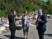 Ministr životního prostředí Richard Brabec předal v pondělí starostce Buštěhradu Daniele Javorčekové rozhodnutí o přidělení dotace na likvidaci černé skládky.