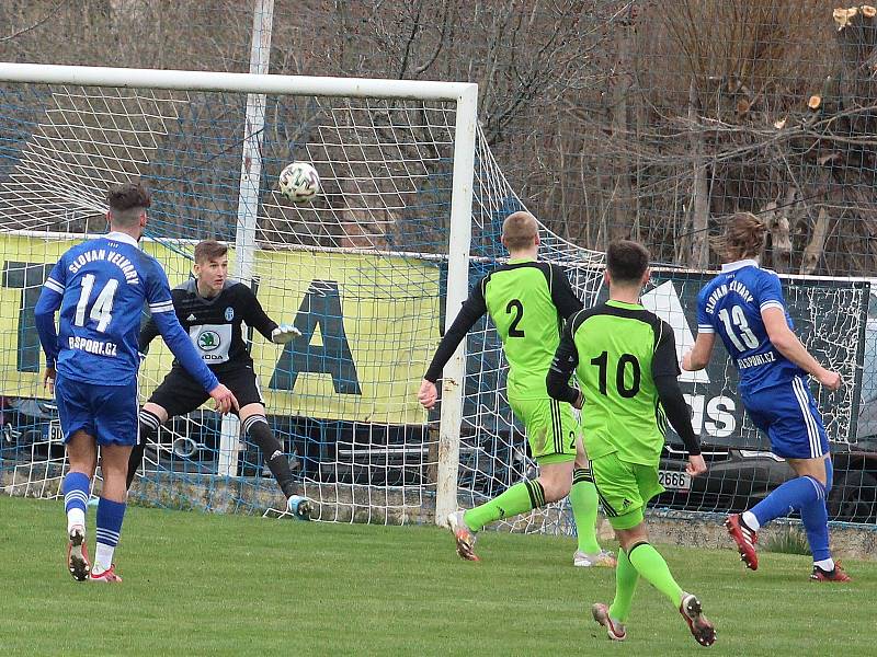 Fotbalisté Velvar (v modrém) v 19. kole ČFL B rozstříleli rezervu FK Mladá Boleslav 5:0.