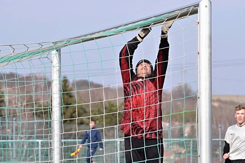 Poslední příprava na sezonu v B třídě: Kladno B (v šedém) - Braškov 1:2.