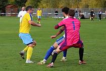 Vyrovnaný zápas I. A třídy vyhráli fotbalisté Velké Dobré (v bílém) - SK Rakovník přehráli 1:0.