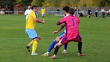 Vyrovnaný zápas I. A třídy vyhráli fotbalisté Velké Dobré (v bílém) - SK Rakovník přehráli 1:0.