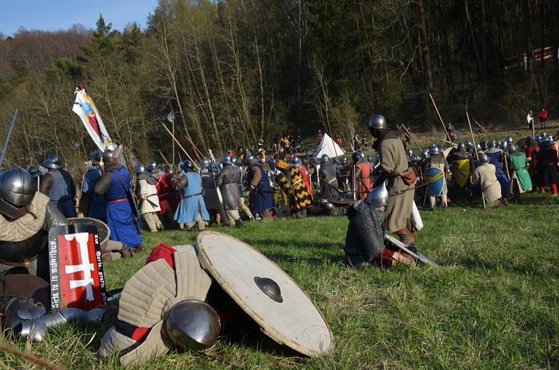 Na louce u Libušína se v sobotu rozhořela středověká bitva.