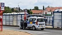 Autobus ve Slaném smetl zastávku, jeden chlapec zemřel.