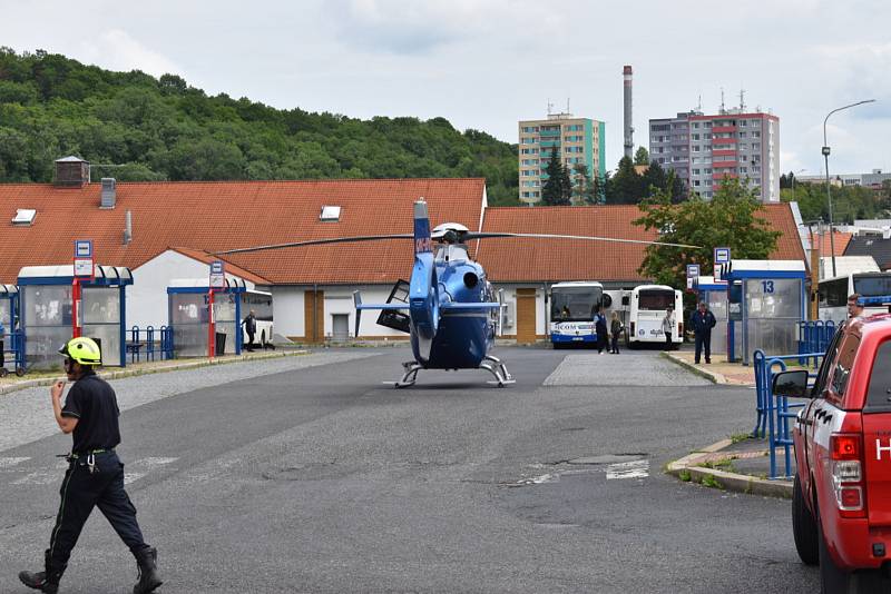 Autobus ve Slaném smetl zastávku, jeden chlapec zemřel.