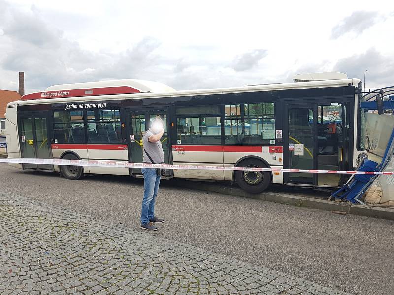 Autobus ve Slaném smetl zastávku, jeden chlapec zemřel.