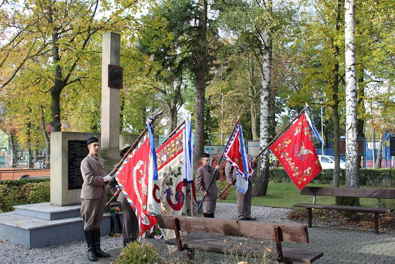 Mnoho lidí se přišlo na kladenské Sletiště poklonit památce umučených sokolů. Foto: Jan Brabec