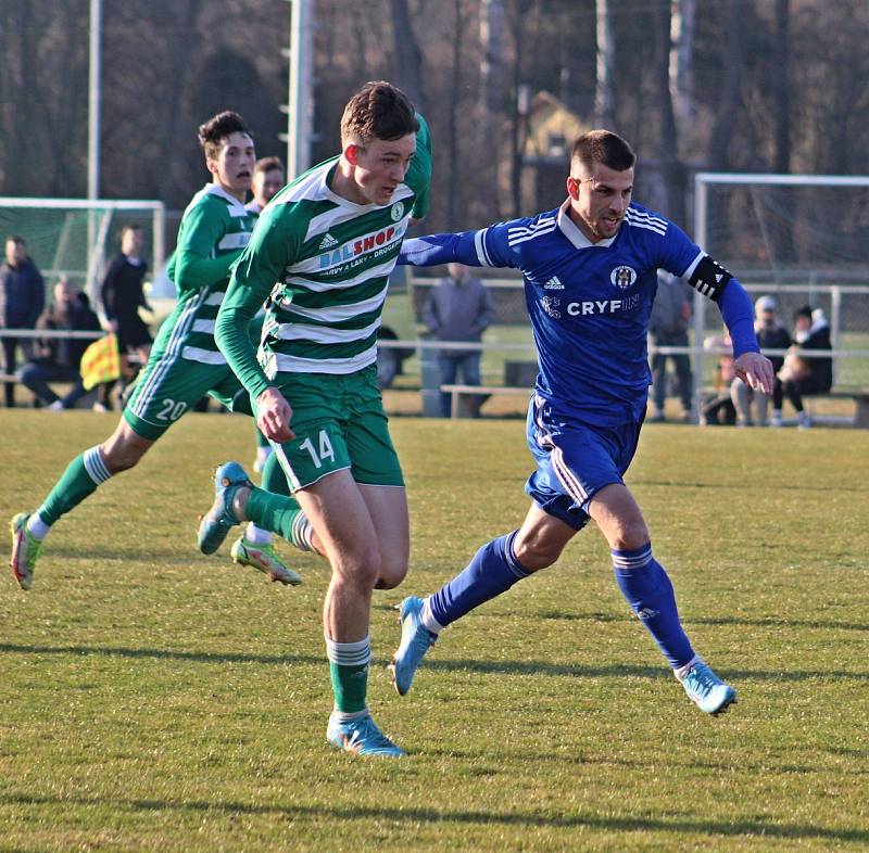 Velvary (v modrém) mají první jarní výhru, doma porazily Bohemians B 1:0.