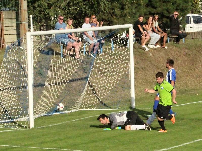 Dynamo Nelahozeves porazilo Čechii Velká Dobrá (v pruhovaném) jasně 4:0