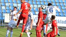 Kladno (v bílém) podlehlo v MOL Cupu Ústí nad Labem 1:2, tady Antonín Holub (č.6) srovnal na 1:1.