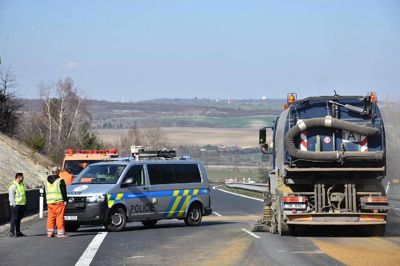 Na dálnici D7 se srazilo osobní auto s nákladním. Řidiče vyprošťovali hasiči.