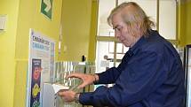 Dezinfekce na mytí rukou je veřejnosti k dispozici nejen v nemocnicích, ale i v obchodech a na úřadech.