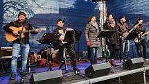 Slánské vánoční zpívání přivedlo na Masarykovo náměstí tisíce lidí.