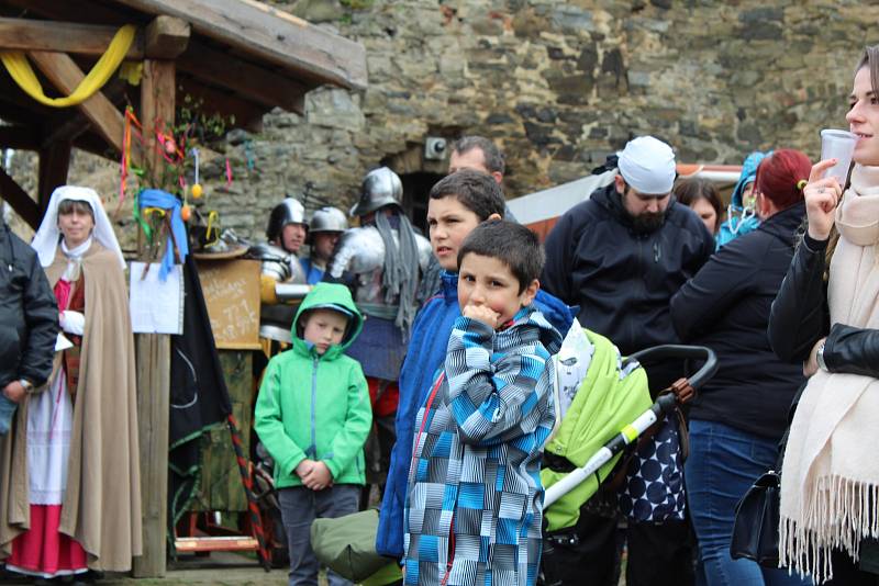 Velikonoční rytířskou slavnost nezhatilo ani aprílové počasí, návštěvníci si akci užili.