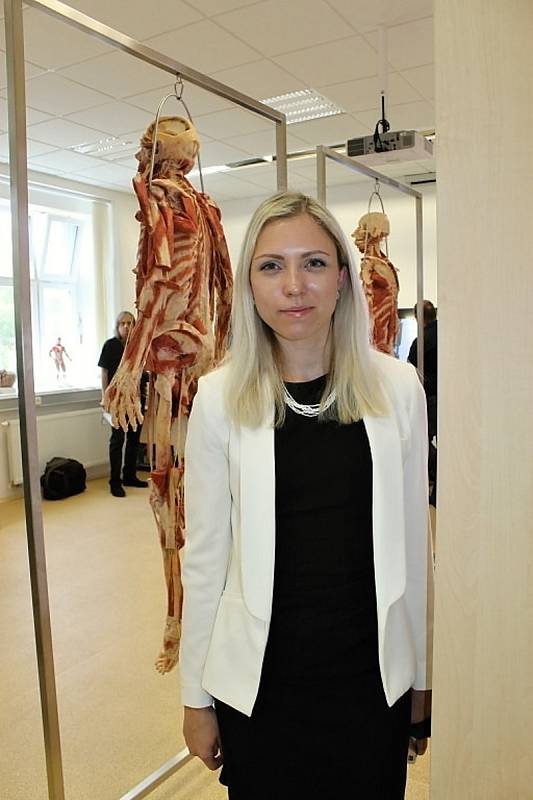 Studenti kladenské biomedicíny získali k výuce plastinovaná lidská těla. Slavnostní otevření nové laboratoře.