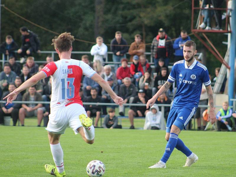 Třetiligový Slovan Velvary přivítal v rámci MOL Cupu mistrovskou Slavii Praha.