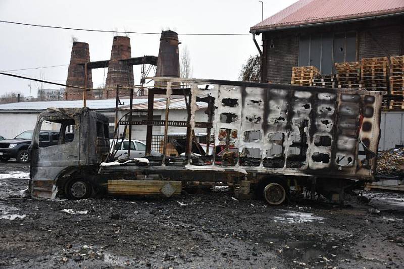 Požár po explozi v kladenském průmyslovém areálu zničil dvě auta.